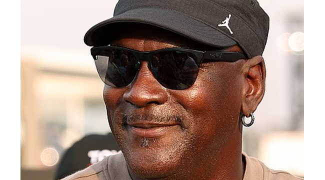 Tiger Woods steht auf der zweiten Liste der reichsten Sportstars hinter dem US-Großen aller Zeiten.  ... während Cristiano Ronaldo Lionel Messi in Milliarden übertrifft