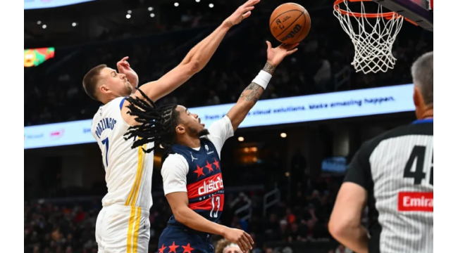 Krieger verlängern die Rutsche der Zauberer: Trae Young Sorten quad