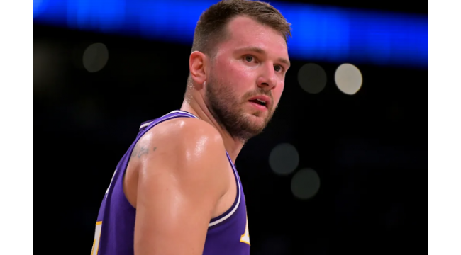 Luka Dončić ist am Samstag gegen die Warriors ausgeschlossen, hat aber möglicherweise eine schwere Verletzung des Hamstrings vermieden