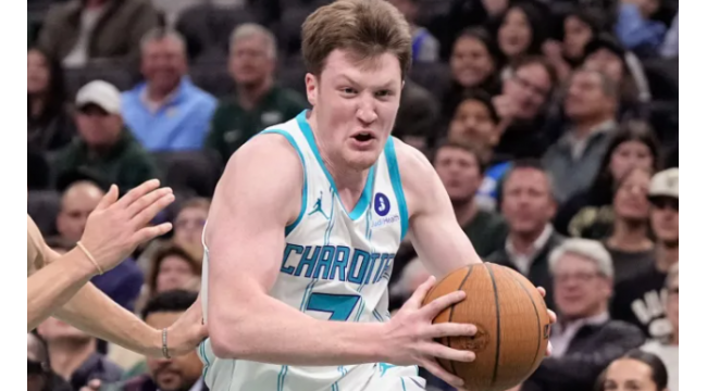 Kon Knueppel schreibt seinen Teamkollegen, dass er ihm geholfen hat, den historischen Dreipunktrekord zu erreichen