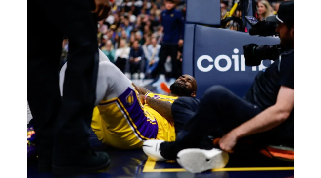 Lakers-Star LeBron James (Elbow) sitzt gegen Pacers