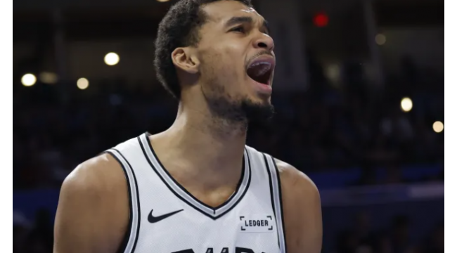 Wie Hakeem Olajuwon's Botschaft Victor Wembanyama zum einstimmigen NBA DPOY Sieg führte