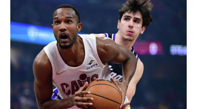 Mitchell erzielt 33 Punkte, Mobley fügt 29 und 13 Boards hinzu, um Cavaliers zu 123-118 über Kings zu gewinnen