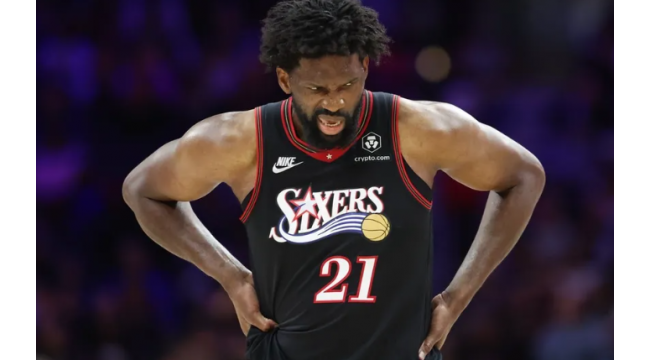 76ers C Joel Embiid (schräg) aus mindestens 3 Spielen