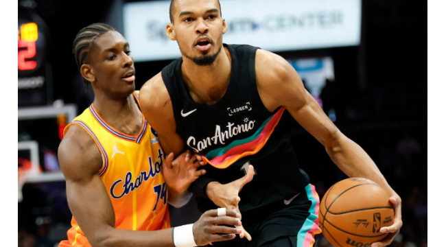 Brandon Miller erzielt 26 Punkte, als die Hornets Spurs 111-106 schlagen, um die Gewinnreihe auf 6 Spiele zu schieben