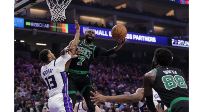 Brown erzielt 29 Punkte und die Celtics ziehen sich im 4. Quartal für einen 120-106-Sieg über die Kings ab