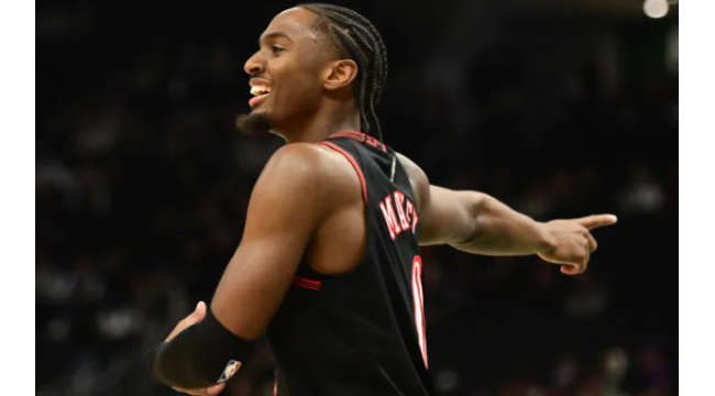 Tyrese Maxey reagiert auf VJ Edgecombe's NBA Rising Stars MVP Sieg