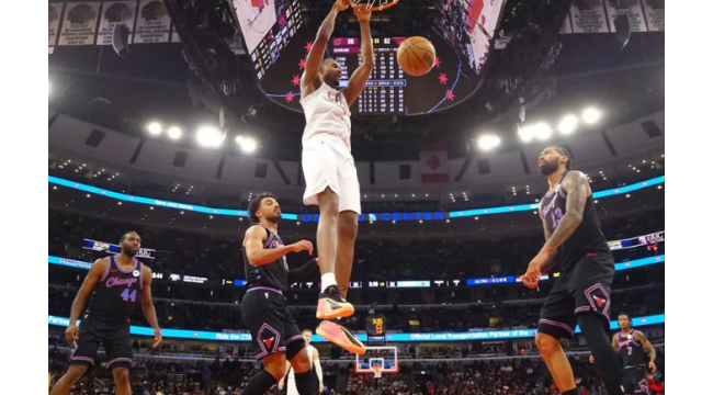 Höhlen runden sich auf der Strecke in Form, aber feisty Pelikanen warten