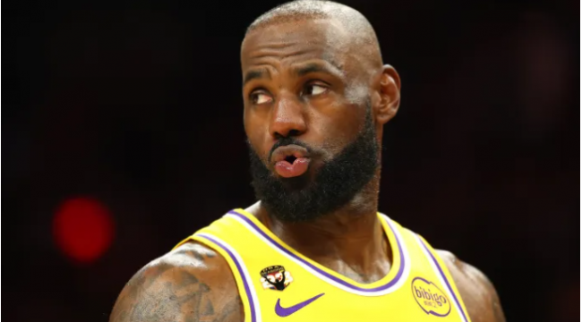 LeBron James reagiert auf das Unglauben der Leute in seinem Umkehr Dunk gegen die Rockets