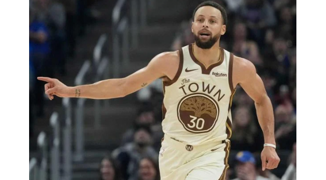 Ausgewogene Punktzahl, 23 3-Punkte Führung Warriors über Hornets, 136-116