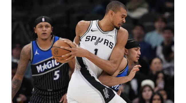 Wembanyama treibt frühen Anstieg im späten Start auf, als Spurs Reiseprobleme überwinden, um Magic zu schlagen