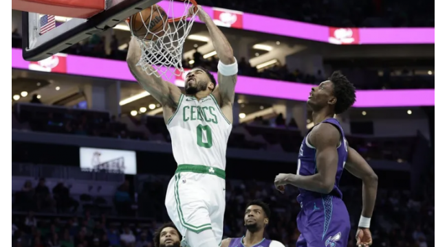 Jayson Tatum, kurzhandiger Celtics Griff Hornets