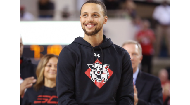 Davidson benennt Autobahnausfahrt zu Ehren von Stephen Curry, während Schulvermögen wächst