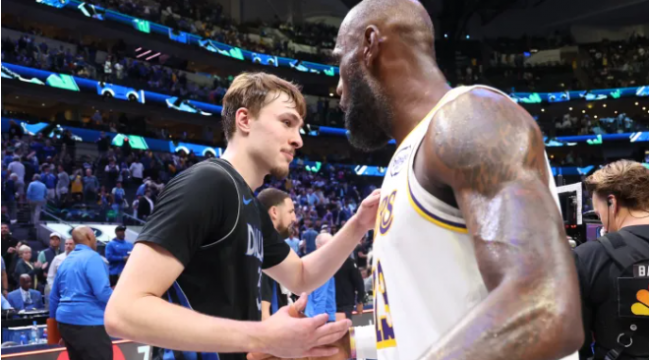 Mavs' Cooper Flagg bricht LeBrons NBA-Rekord, während er gegen die Lakers steht