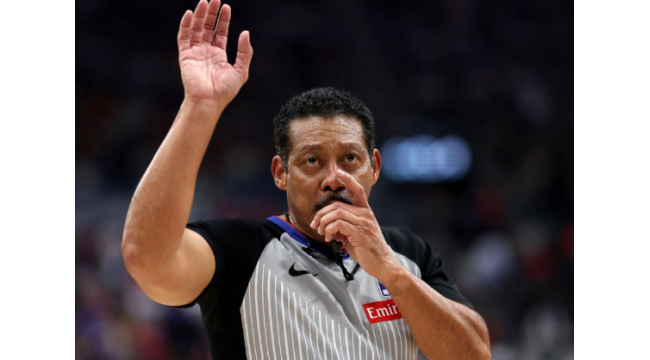 NBA-Schiedsrichter Bill Kennedy verlässt 76ers-Magic mit offensichtlicher Beinverletzung