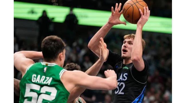 Jaylen Brown führt Celtics über Mavs 110-100 trotz Flaggs neuesten Rekord für Teenager